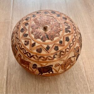 VINTAGE HAND CARVED‎ PERUVIAN GOURD FOLK ART / SOUTH AMERICAN ART